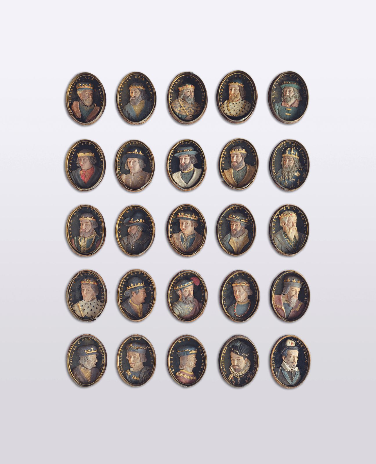 51 Wachsmedaillons mit den Bildnissen der französischen Könige von Pharamund bis Heinrich III.
