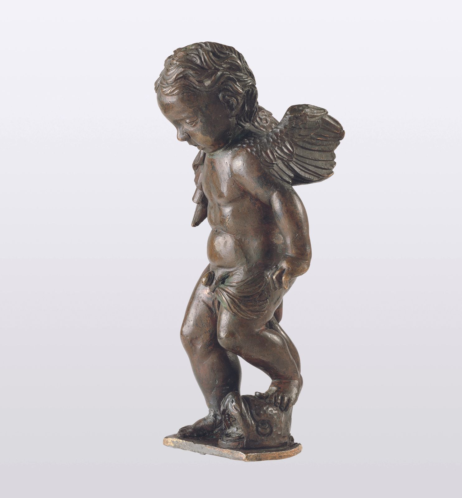 Statuette eines geflügelten Putto mit Delfin