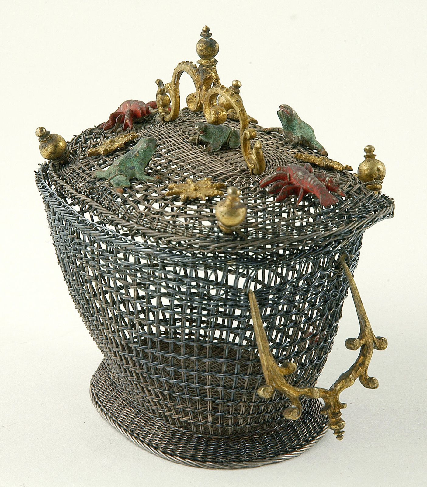 Körbchen aus Silberdraht mit farbig gefassten Fröschen und Krebsen