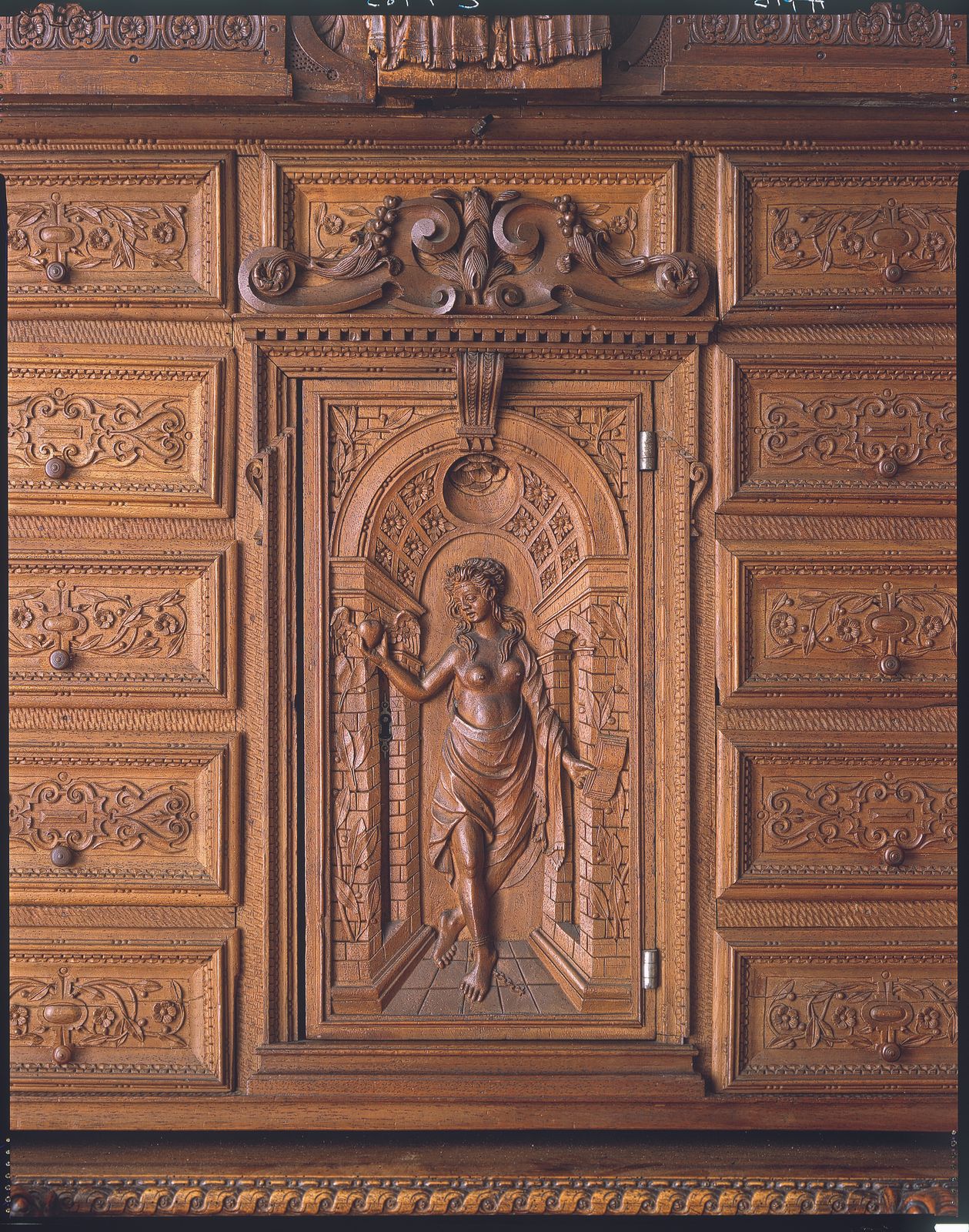 Schrank aus Nussbaum von Franz Pergo (um 1570-1629)