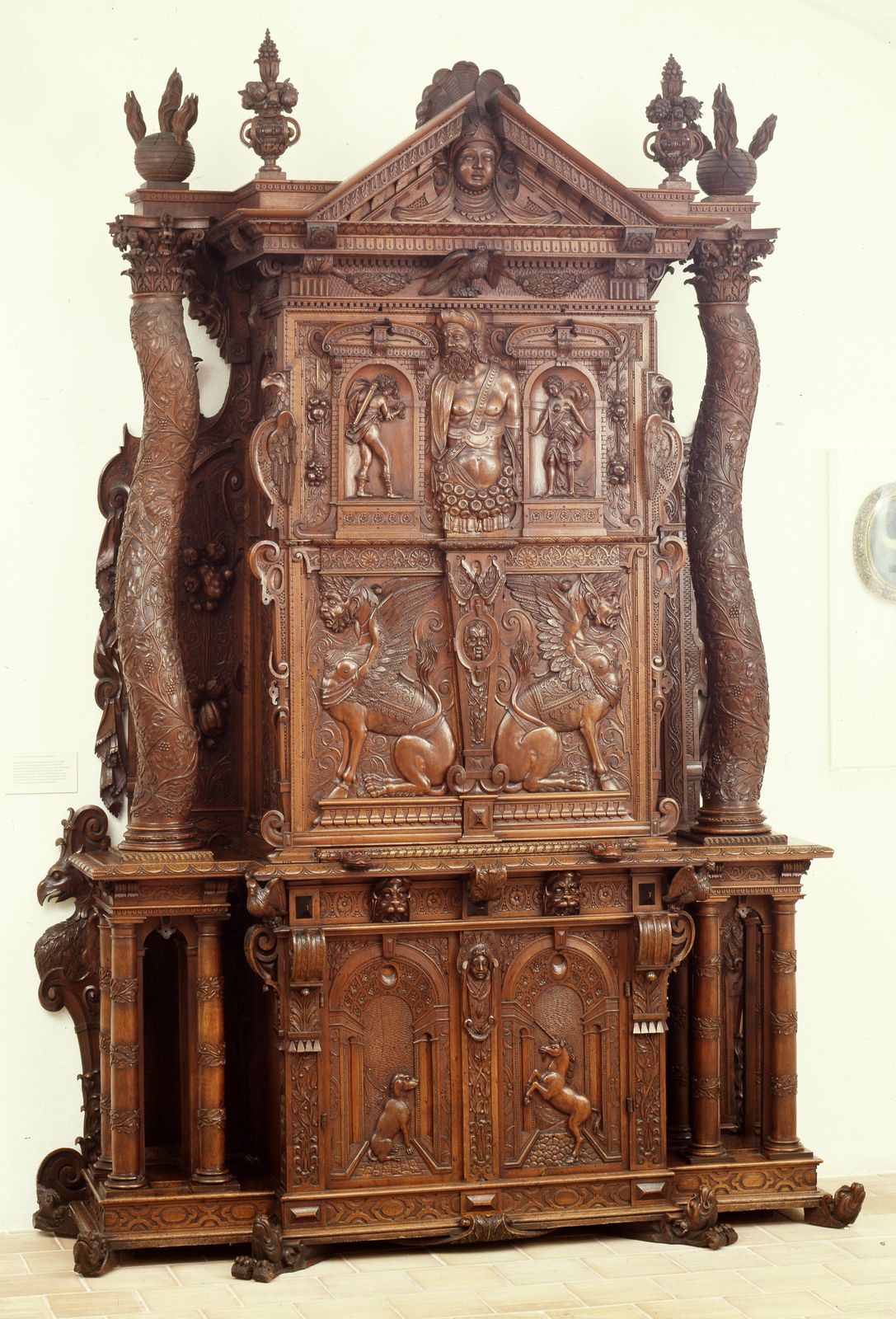 Schrank aus Nussbaum von Franz Pergo (um 1570-1629)