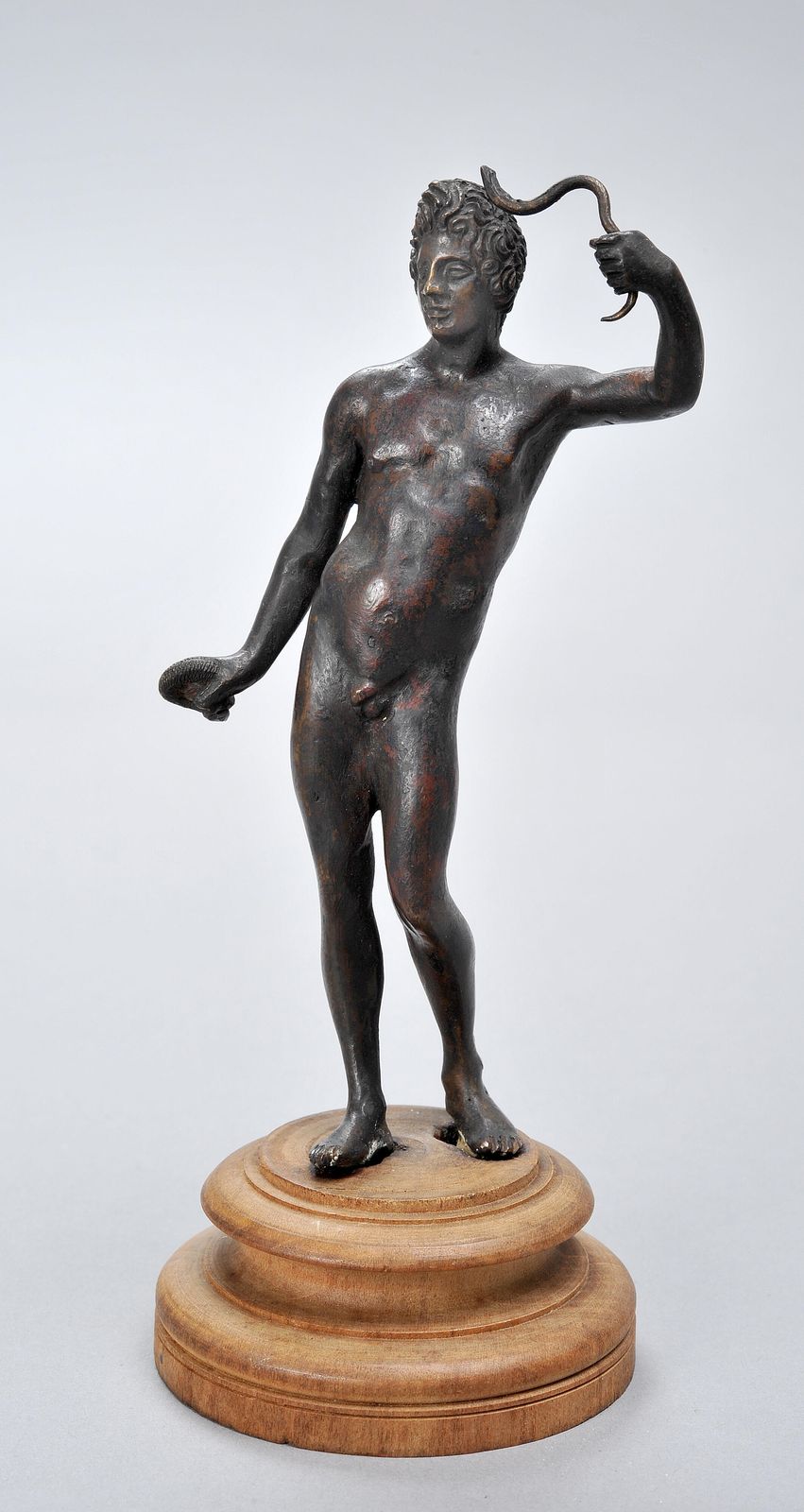 Statuette: Nackter Jüngling mit zwei Schlangen