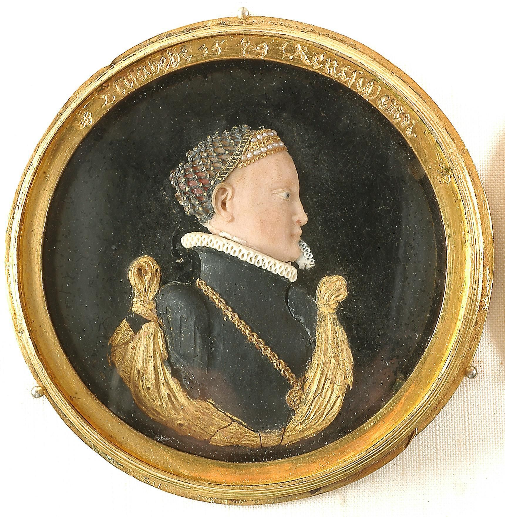 Elisabeth von Anhalt, dritte Gattin von Kurfürst Johann Georg v. Brandenburg. Wachsmedaillon in kupfervergoldeter, ziselierter Deckelkapsel.