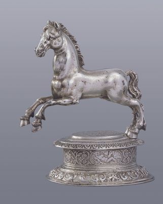Silbernes Pferdchen auf silbernem Sockel mit der Darstellung des M. Curtius