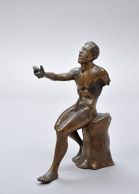 Statuette: sitzende, nackte männliche Figur