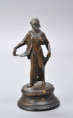 Statuette: Weibliche Figur bekleidet mit Chiton und Peplos