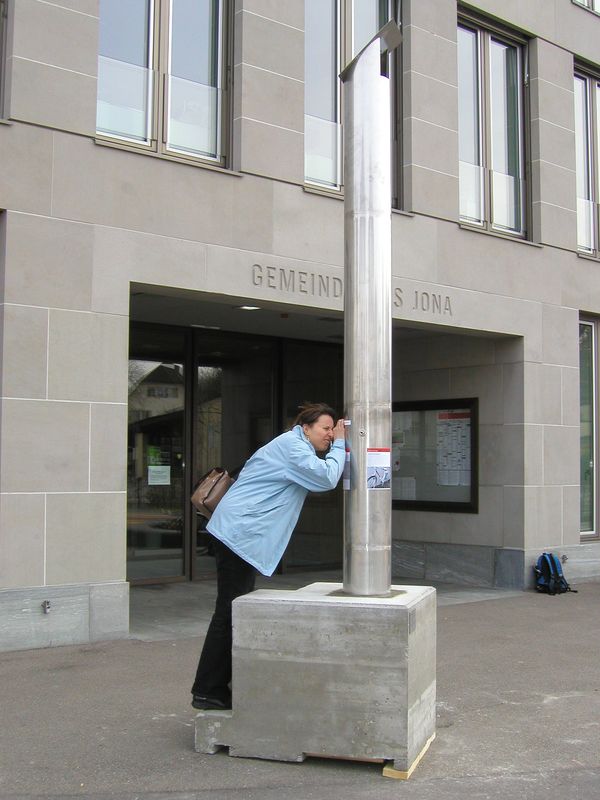 Periskop vor dem Gemeindehaus Jona