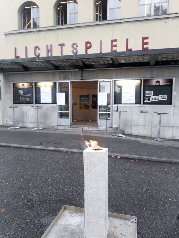 Feuer und Rauch auf Holzsockel