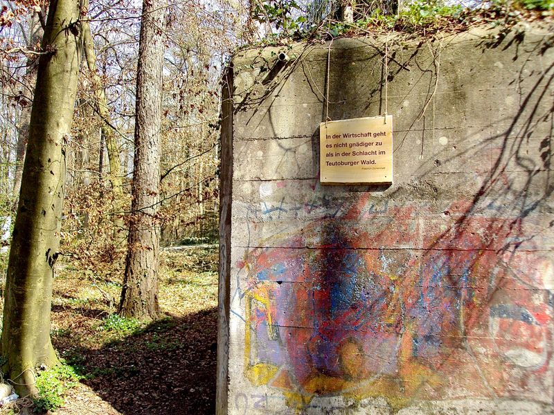 Zitattafel Friedrich Dürrenmatt (1921 - 1990): &quot;In der Wirtschaft geht es nicht gnädiger zu als in der Schlacht im Teutoburger Wald.&quot;
(Im Guggenbühlwald steht ein Bunker aus
dem 2. Weltkrieg. Er war Teil der Festung
Dietikon.)