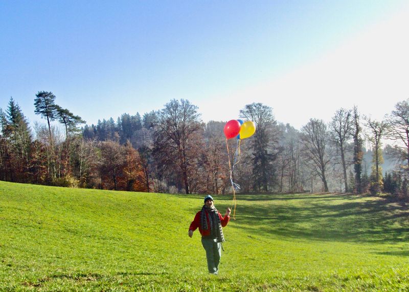 Die Ballone mit den angehängten Zeichnungen werden losgelassen.