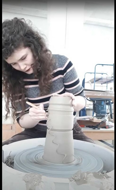 Trimming process of the contemporain amphore V on the potter's wheel