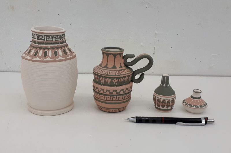 Hand-painted engobe decorations in the Malhorn technique on self hand-thrown amphores in various dimensions. Inspired by Greek band patterns, testing the engobe on porcelain and stoneware