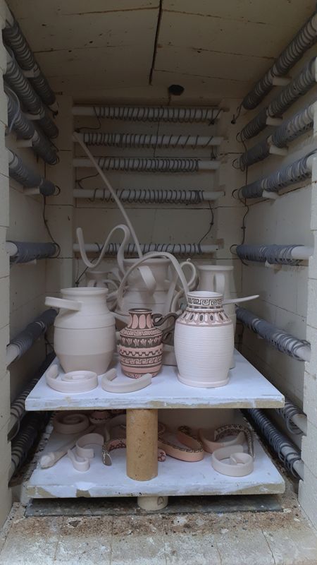 Setting the kiln with the unpainted and painted contemporain amphores and handles, firing process