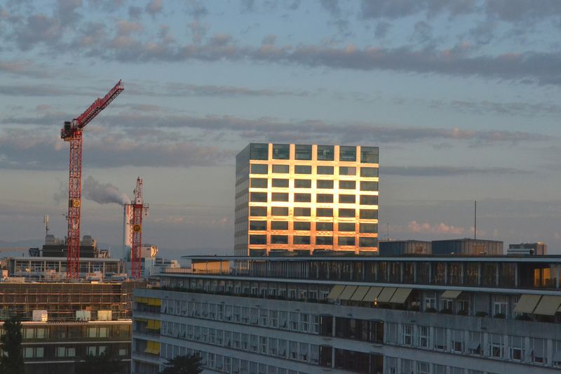 Früh am Morgen strahlt der Block