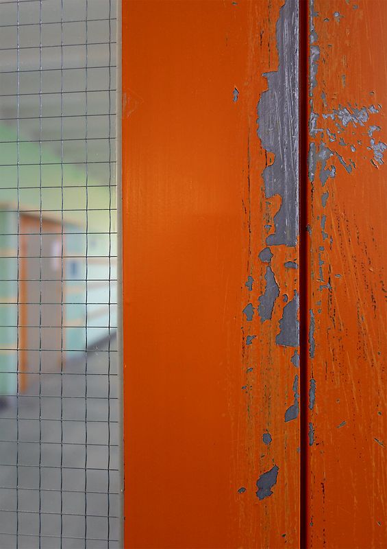 Die gewachsene Patina bei Treppengeländer und Garderobenleiste mit ihren fünf historischen Farbschichten erzählt die Geschichte von Generationen von Schülerinnen und Schülern und wird als Zeichen gelebter Geschichte bewusst bewahrt.