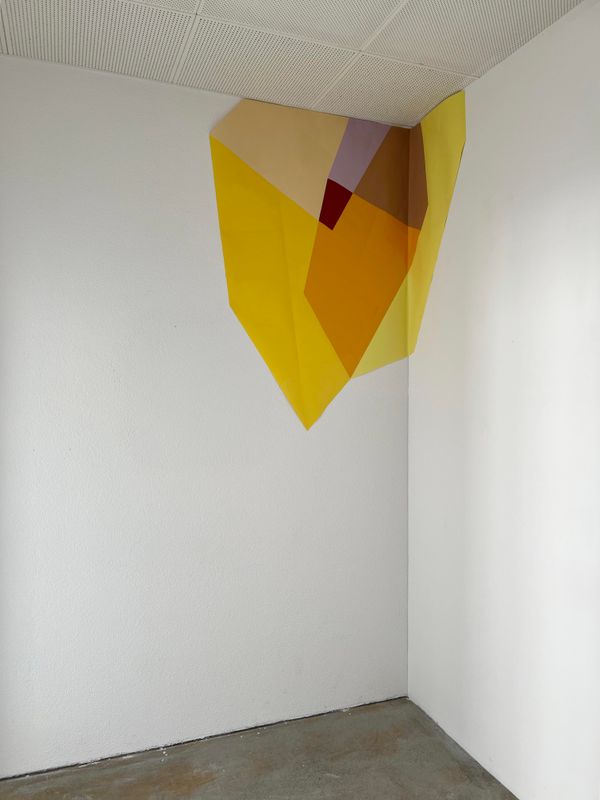 Papierskizze 1:1., Schattenbild #10 2023, übers Eck 148 cm x 146 cm, Raumhöhe 283 cm.