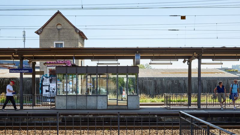 Bernhard Huwiler, hinundher # 2, the Gathering - 3. Treffen zur kollektiven Performancepraxis, Kunstraum Ostgleis, Bahnhof von Ostermundigen, 10. 06. 2017, Foto: David Aebi, © Verein Kunst Archiv Bernhard Huwiler