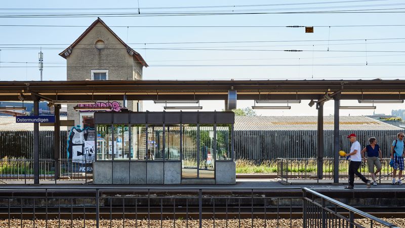 Bernhard Huwiler, hinundher # 2, the Gathering - 3. Treffen zur kollektiven Performancepraxis, Kunstraum Ostgleis, Bahnhof von Ostermundigen, 10. 06. 2017, Foto: David Aebi, © Verein Kunst Archiv Bernhard Huwiler