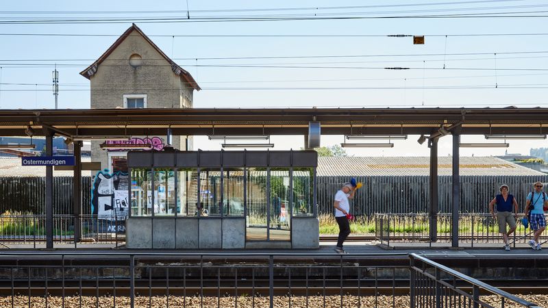 Bernhard Huwiler, hinundher # 2, the Gathering - 3. Treffen zur kollektiven Performancepraxis, Kunstraum Ostgleis, Bahnhof von Ostermundigen, 10. 06. 2017, Foto: David Aebi, © Verein Kunst Archiv Bernhard Huwiler