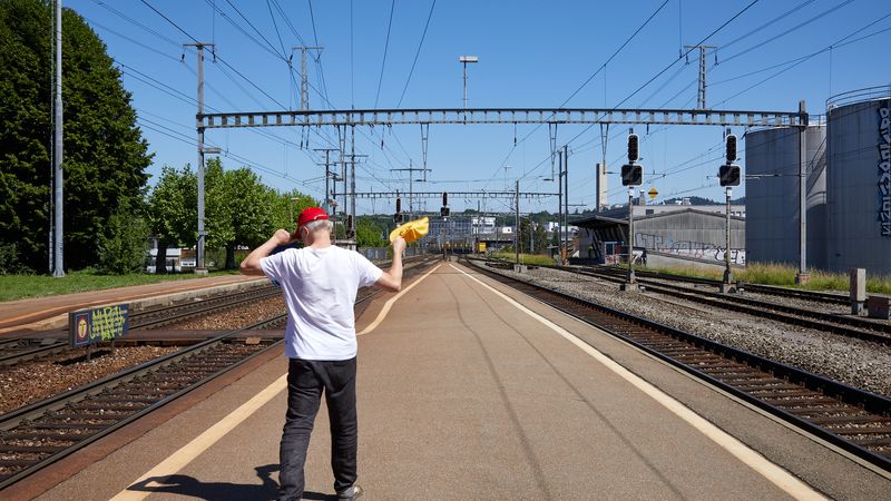 Bernhard Huwiler, hinundher # 2, the Gathering - 3. Treffen zur kollektiven Performancepraxis, Kunstraum Ostgleis, Bahnhof von Ostermundigen, 10. 06. 2017, Foto: David Aebi, © Verein Kunst Archiv Bernhard Huwiler