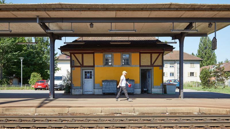 Bernhard Huwiler, hinundher # 2, the Gathering - 3. Treffen zur kollektiven Performancepraxis, Kunstraum Ostgleis, Bahnhof von Ostermundigen, 10. 06. 2017, Foto: David Aebi, © Verein Kunst Archiv Bernhard Huwiler