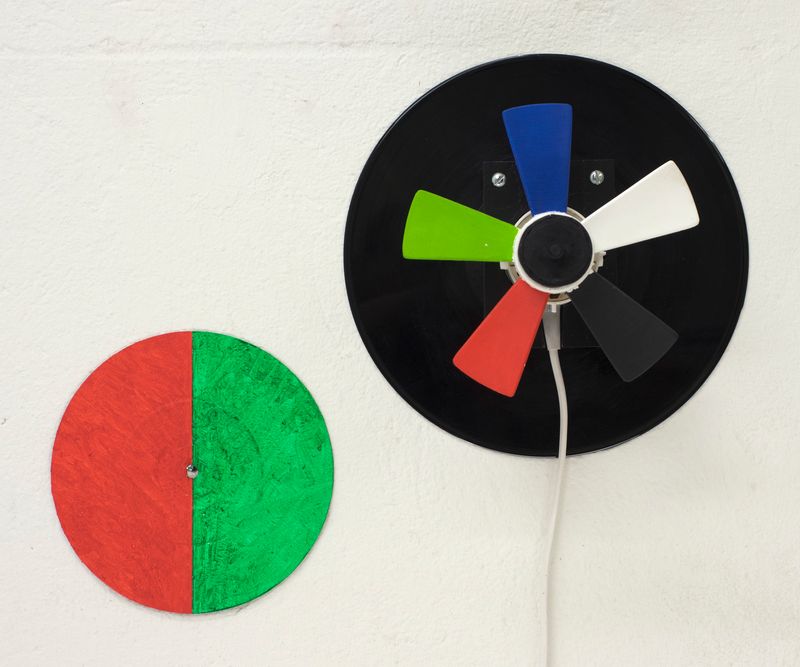 2017 Montage Nr 2 (©2017, ProLitteris, Zürich), zweiteilig: Kreisdurchmesser 24.9 und 17.4 cm, Öl auf Vinyl und Ventilator