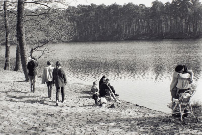 1990 Frauen in Ostberlin Nr 20 (©2015, ProLitteris, Zürich), 24.8 x 37.2 cm, Vintageprint auf Barytpapier: ein Abzug