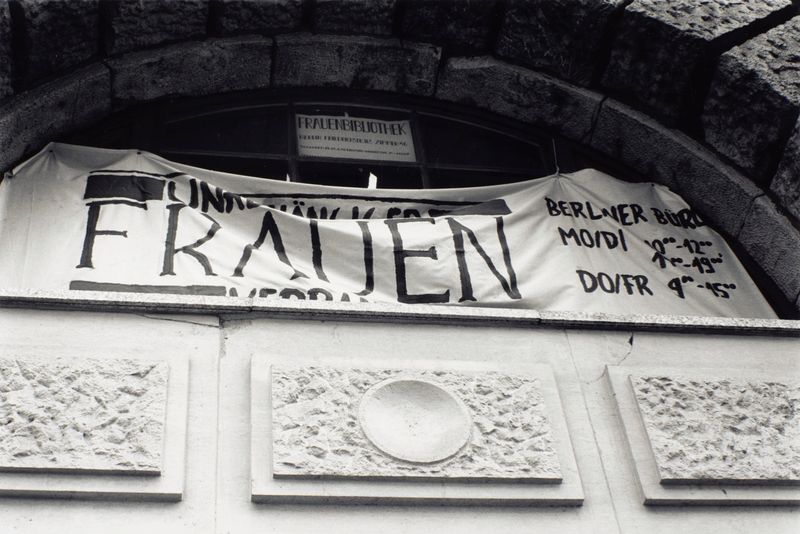 1990 Frauen in Ostberlin Nr 30 (©2015, ProLitteris, Zürich), 24.7 x 37.2 cm, Vintageprint auf Barytpapier: ein Abzug