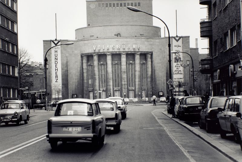 1990 Frauen in Ostberlin Nr 60 (©2015, ProLitteris, Zürich), 24.8 x 37.2 cm, Vintageprint auf Barytpapier: ein Abzug