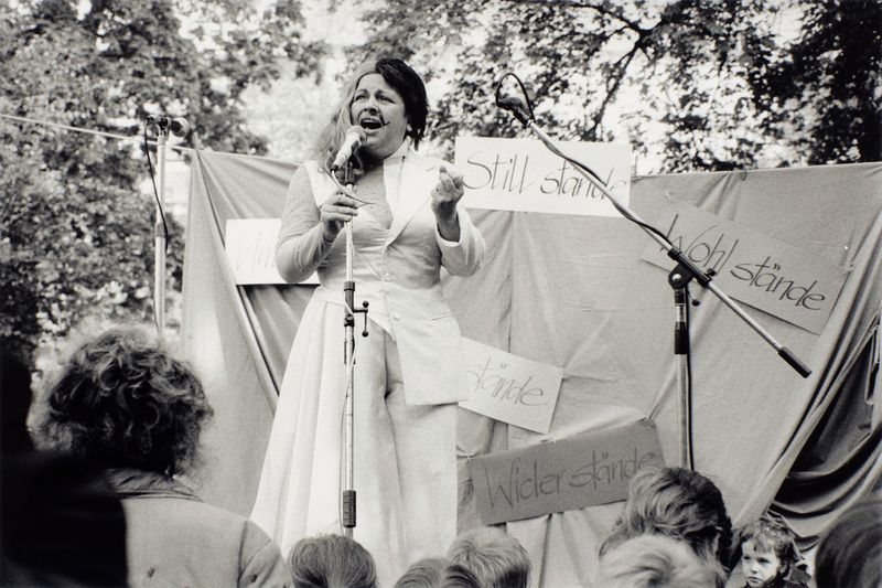 1990 Frauen in Ostberlin Nr 62 (©2015, ProLitteris, Zürich), 24.8 x 37.2 cm, Vintageprint auf Barytpapier: ein Abzug