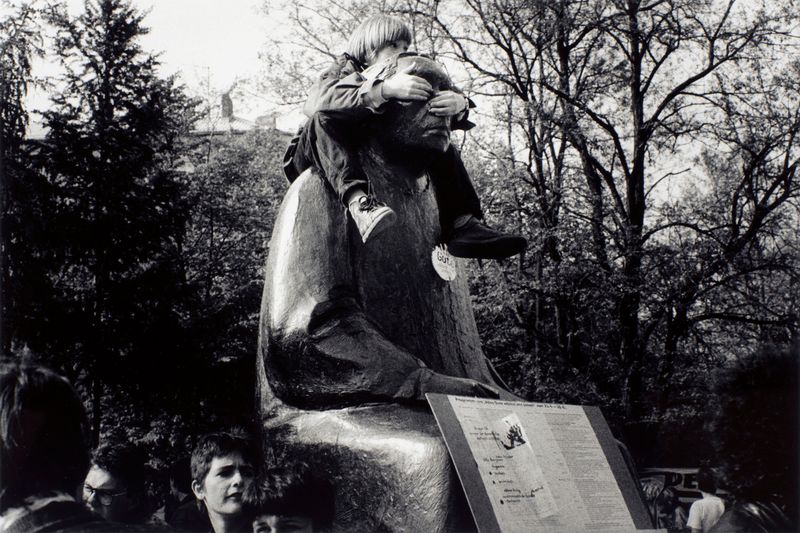 1990 Frauen in Ostberlin Nr 63 (©2015, ProLitteris, Zürich), 24.8 x 37.2 cm, Vintageprint auf Barytpapier: ein Abzug