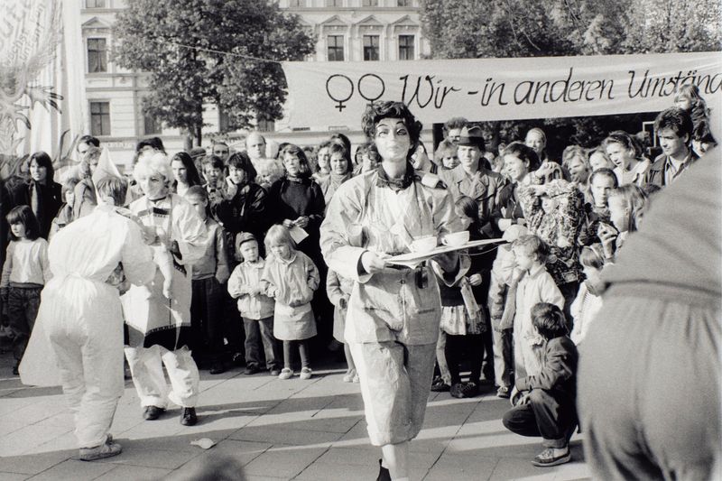 1990 Frauen in Ostberlin Nr 64 (©2015, ProLitteris, Zürich), 24.8 x 37.2 cm, Vintageprint auf Barytpapier: ein Abzug