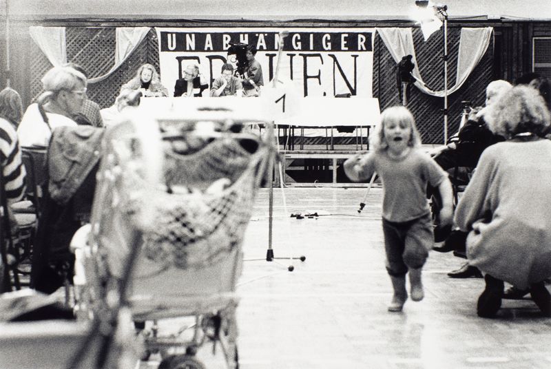 1990 Frauen in Ostberlin Nr 66 (©2015, ProLitteris, Zürich), 24.8 x 37.2 cm, Vintageprint auf Barytpapier: ein Abzug