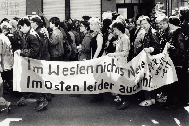 1990 Frauen in Ostberlin Nr 68 (©2015, ProLitteris, Zürich), 24.8 x 37.2 cm, Vintageprint auf Barytpapier: ein Abzug