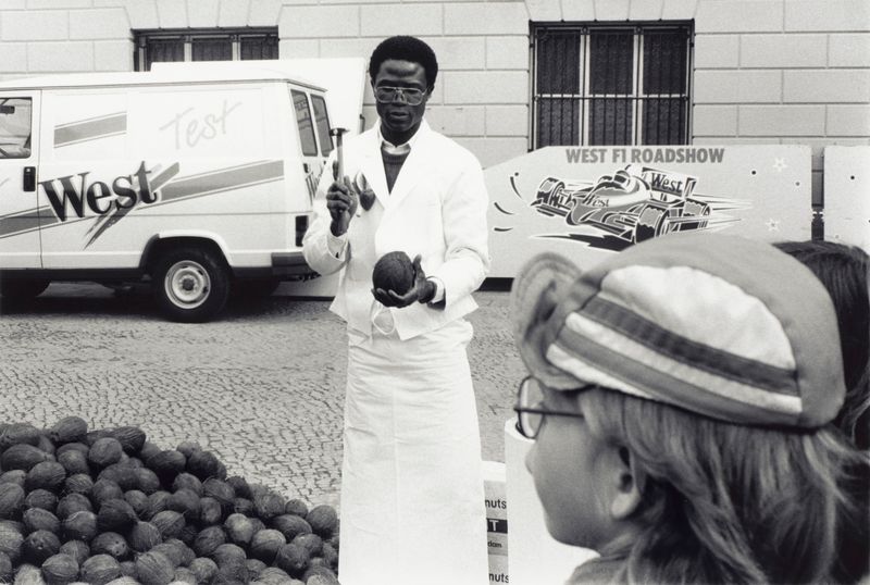 1990 Frauen in Ostberlin Nr 71 (©2015, ProLitteris, Zürich), 24.9 x 37.2 cm, Vintageprint auf Barytpapier: zwei Abzüge