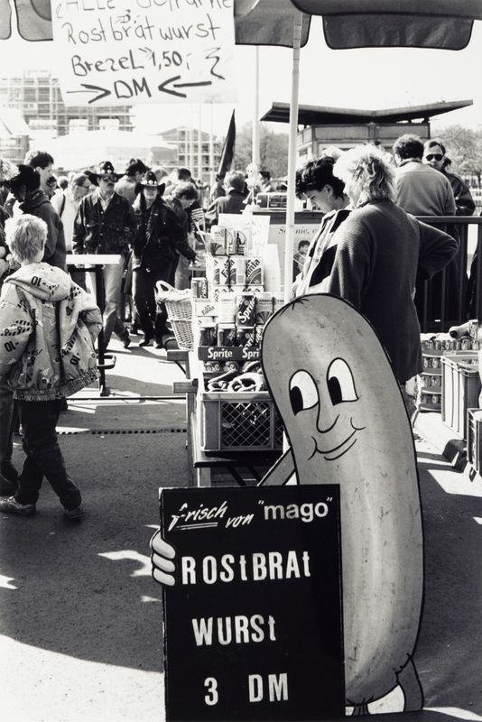 1990 Frauen in Ostberlin Nr 75 (©2015, ProLitteris, Zürich), 37.2 x 24.8 cm, Vintageprint auf Barytpapier: ein Abzug