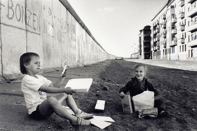 1990 Frauen in Ostberlin Nr 79 (©2015, ProLitteris, Zürich), 24.8 x 37.2 cm, Vintageprint auf Barytpapier: ein Abzug