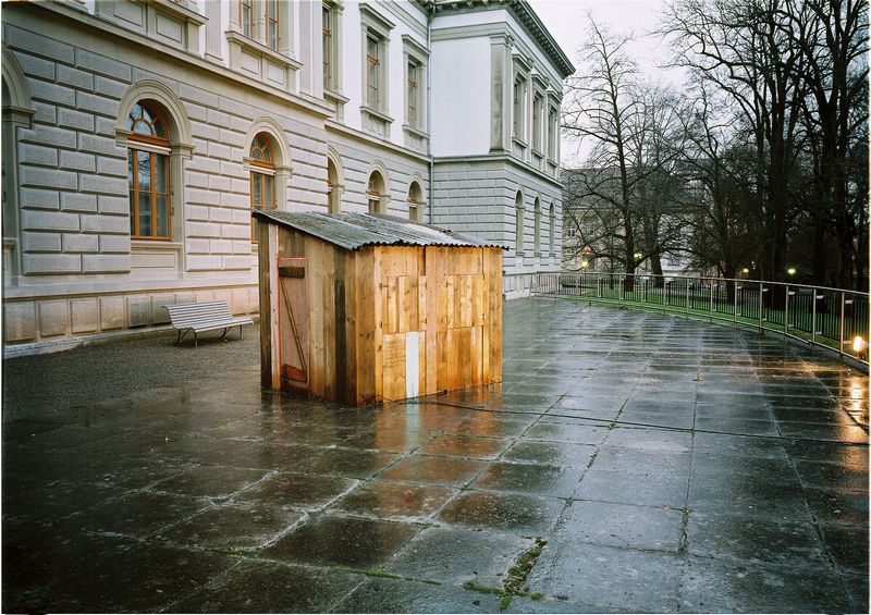 Der Charmeur (2003/04) - Heimspiel - 
Installationsansicht vor Kunstmuseum St. Gallen - in Zusammenarbeit mit Su Erdt - 
Photo: Andrea Vedovo