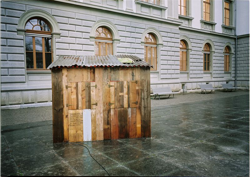 Der Charmeur (2003/04) - Heimspiel
Installationsansicht vor Kunstmuseum St. Gallen - 
Photo: Andrea Vedovo