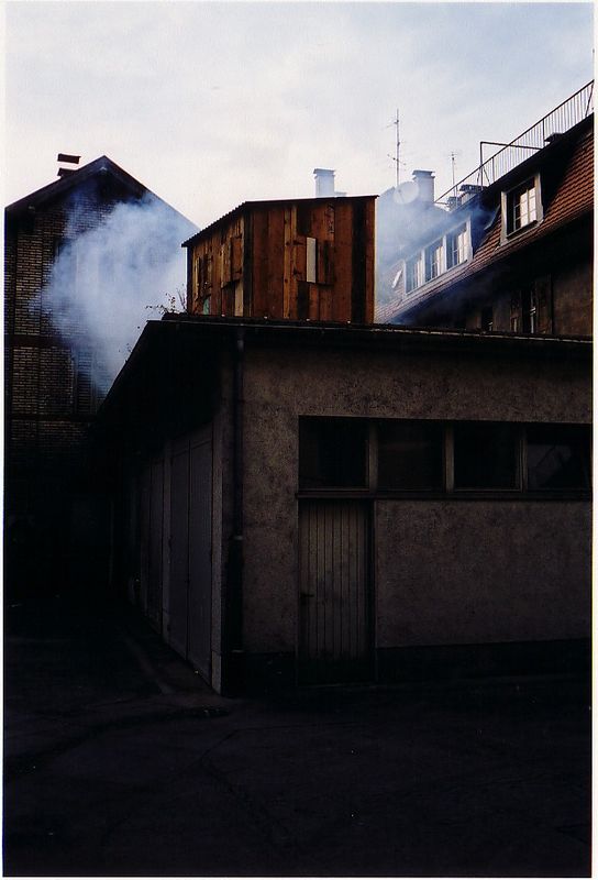 Der Charmeur (2002) - 
Installationsansicht "Höfische Kultur", inszeniert auf einem Garagendach in einem Kreis4-Innenhof, in Zürich.
In Zusammenarbeit mit Su Erdt - Photo: Oliver Lang