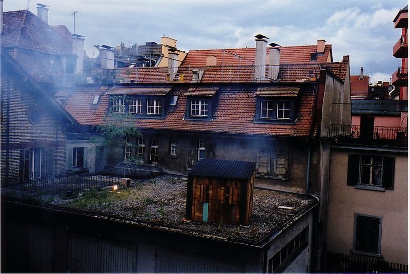 Der Charmeur (2002) - Installationsansicht "Höfische Kultur", inszeniert auf einem Garagendach in einem Kreis4-Innenhof, in Zürich. In Zusammenarbeit mit Su Erdt - Photo: Oliver Lang