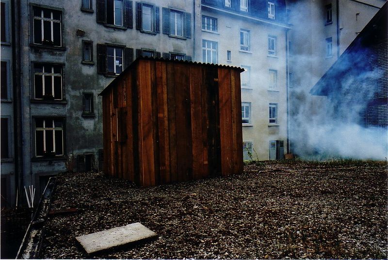 Der Charmeur (2002) - Installationsansicht "Höfische Kultur", inszeniert auf einem Garagendach in einem Kreis4-Innenhof, in Zürich. In Zusammenarbeit mit Su Erdt - Photo: Oliver Lang