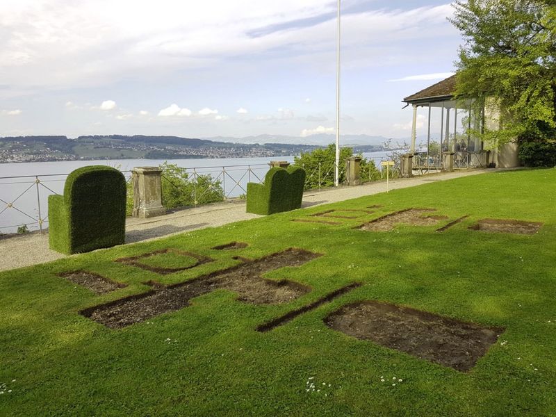 ***Trans_Plant***
Land Art Projekt in Kooperation mit dem Schlosspark Wädenswil
Zwei Sessel aus Holz und Kunstrasen, ausgehobene Rasenformen
2019