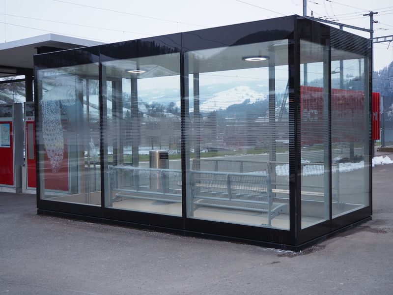 Installation mit Folie am Bahnhof Lichtensteig anlässlich der Ausstellung &quot;Ein Stück weit Pionier&quot;, Kulturraum S4, mit Walter Steiner.