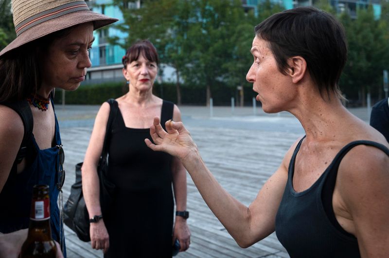 Ursula Scherrer und Besucherinnen