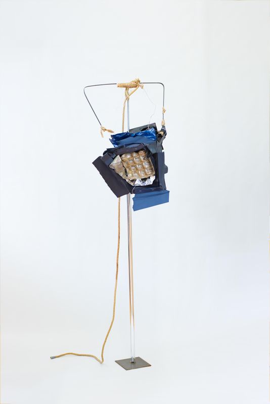 Fotomodel – Birecik, 2025 Mixed Media, ca. 168 × 50 × 70 cm