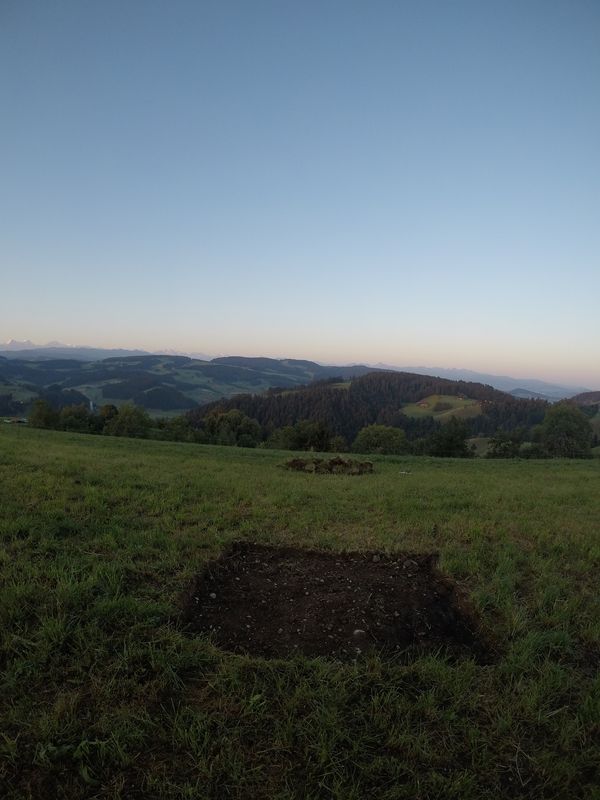 Alles wurde so hinterlassen wie vorgefunden, Grasnarbe wurde rausgenommen, später wieder eingesetzt