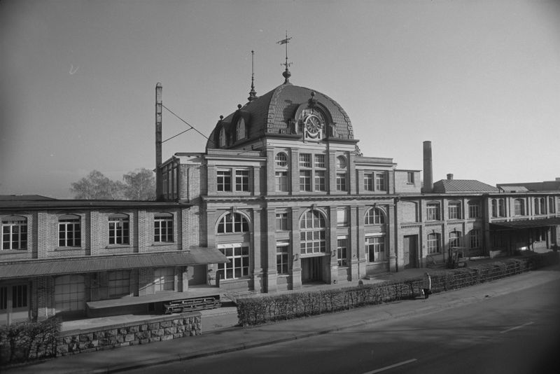 Com_Ex-BA01-0137-0002-0004.tif Horgen, Seestrasse 93, Grob &amp; Co., vormals Wanner &amp; Cie., Blick nach Ostnordosten (ENE)
Originaltitel
Industriearchitektur der Gründerzeit
Beschreibung
Gesamtanlage 1896-1907 in vier Phasen durch Ludwig &amp; Ritter errichtet, Abbruch von Kuppelbau und Südostflügel: 8/1988http://doi.org/10.3932/ethz-a-001106991