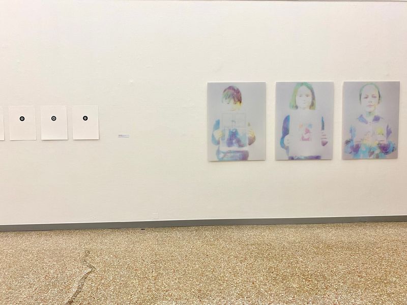 Saalansicht, 36. Kantonale Jahresausstellung der Solothurner Künstlerinnen und Künstler, Kunstmuseum Solothurn 2020/21. Von links: Marco Eberle, Blick ins System, 2020, Hochdruck und Annatina Graf, Als ich klein war, 2019, Digitalprint.