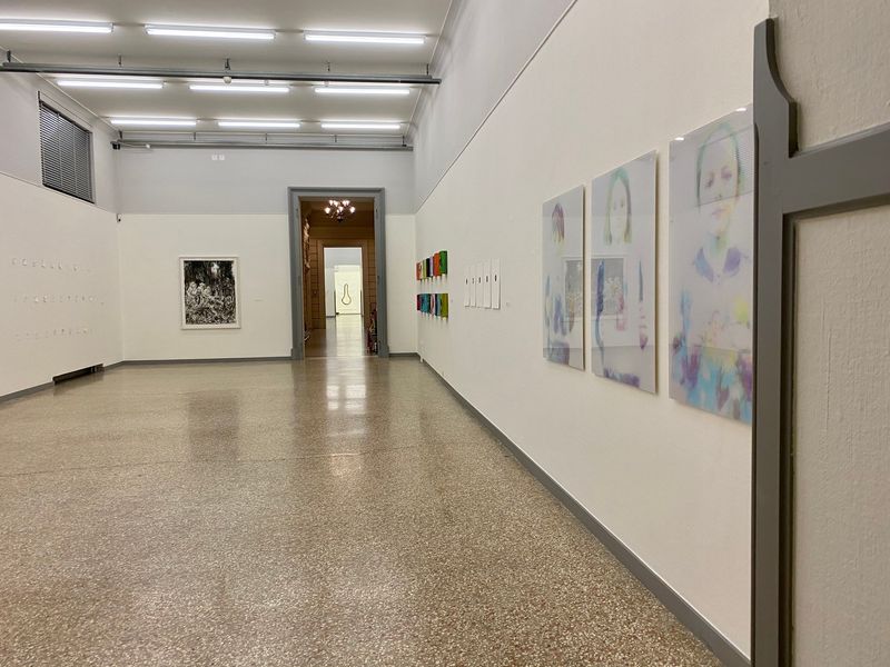 Saalansicht, 36. Kantonale Jahresausstellung der Solothurner Künstlerinnen und Künstler, Kunstmuseum Solothurn 2020/21. Rechts: Annatina Graf, Als ich klein war, 2019, Digitalprint auf Glas.
